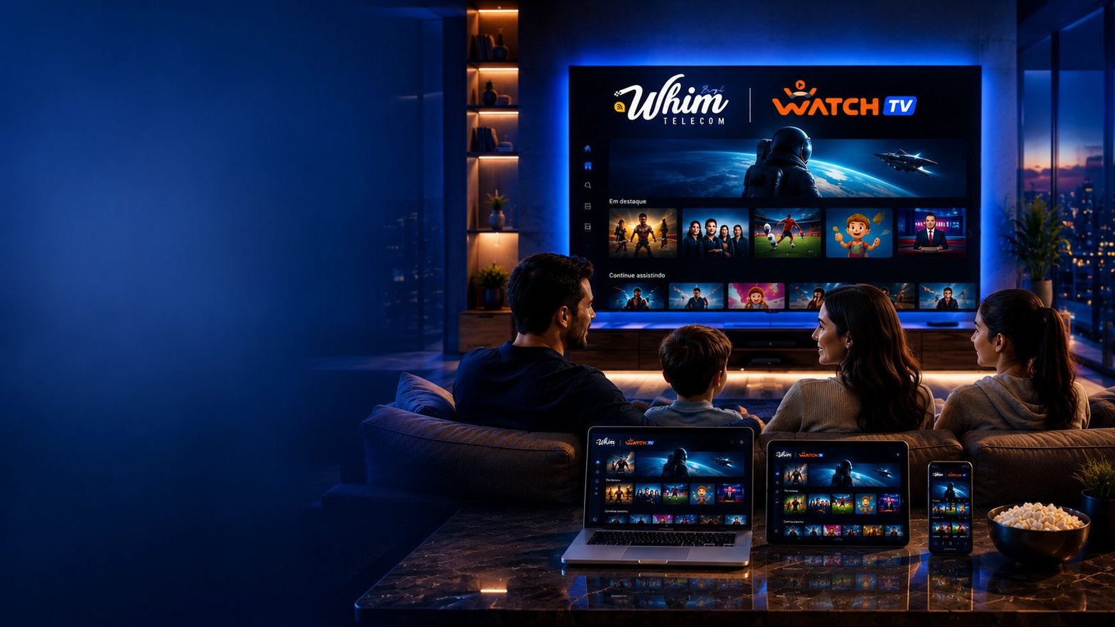 Família assistindo à Whim + Watch na Smart TV, com notebook, tablet e celular na mesa